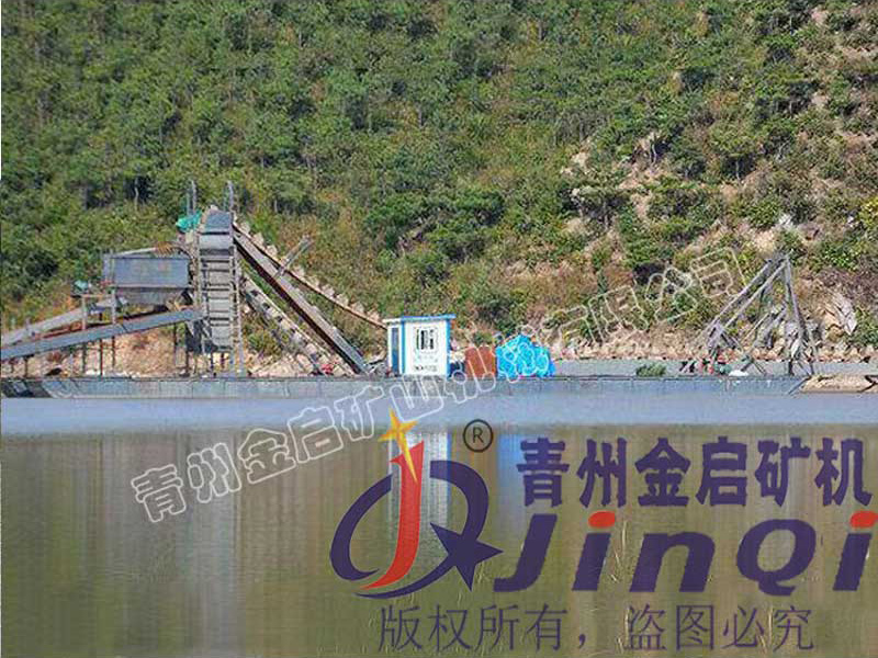 大型链斗捞金船