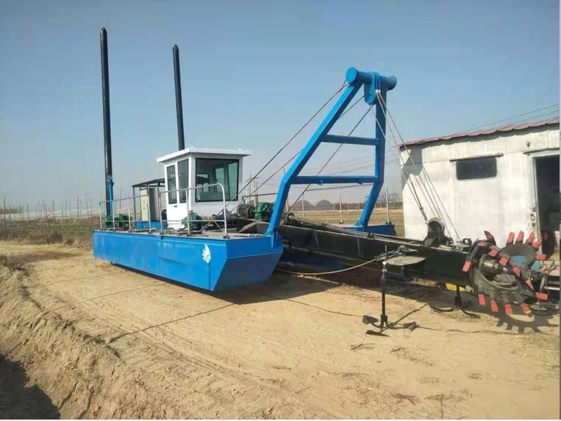绞吸式抽沙船